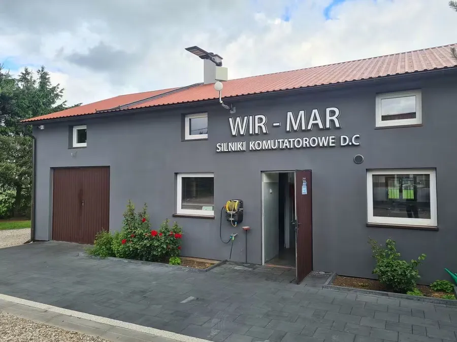 Budynek firmy WIR-MAR w Babiętach Wielkich z napisem „Silniki komutatorowe D.C”